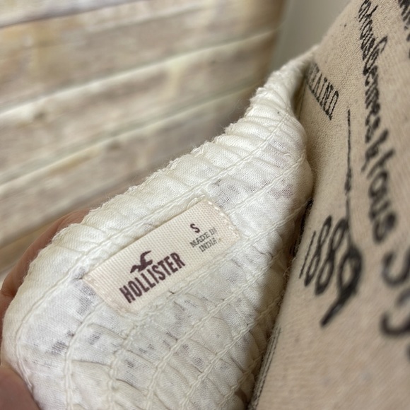 NWOT Hollister smocked top - Picture 5 of 6